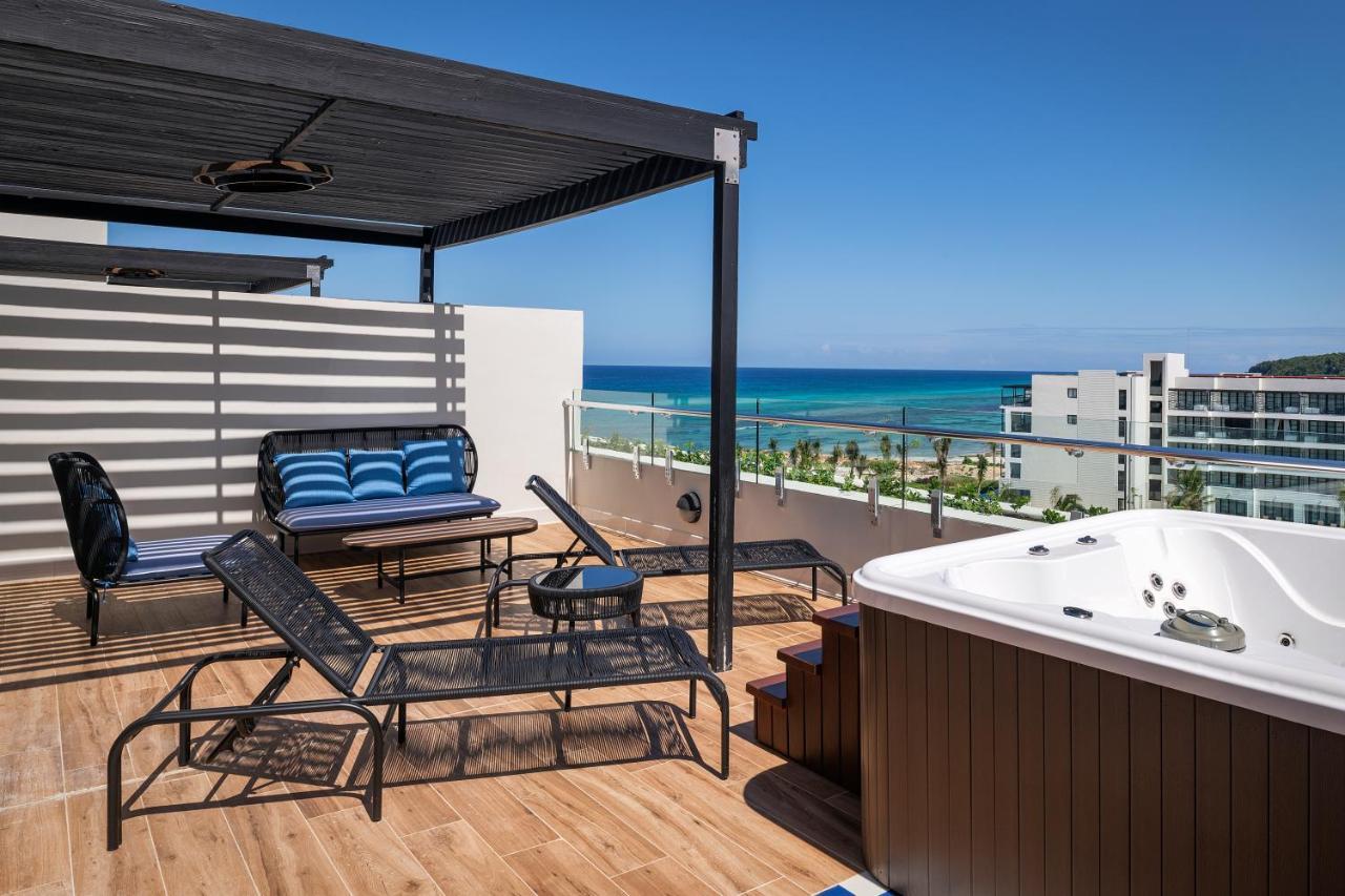 Ocean Eden Bay (Adults Only) Hotel Spring Rises Exterior foto Rooftop at the Hilton Playa del Carmen